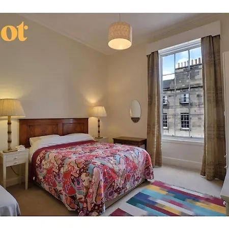 Spacious New Town 2br-1ba Flat *