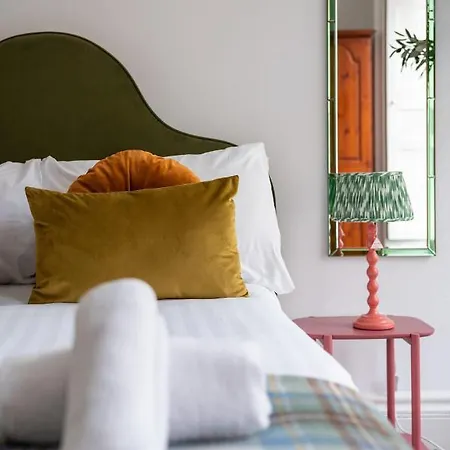 Luxury 3 Bedroom On Edinburgh's Royal Mile
