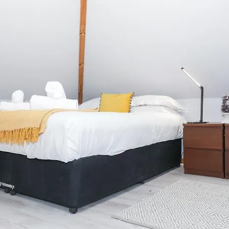 Beautiful 4 Bedroom - Free Parking *