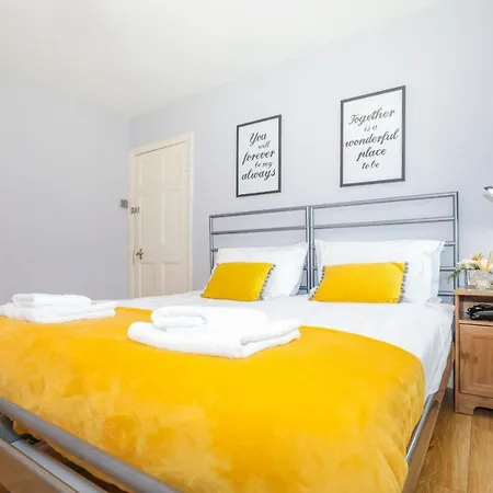 Beautiful 4 Bedroom - Free Parking