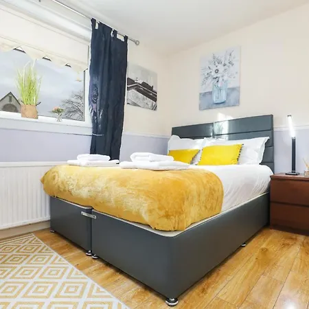 Beautiful 4 Bedroom - Free Parking 펜션 *