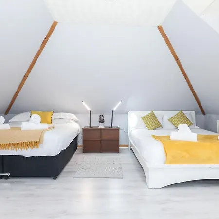 Beautiful 4 Bedroom - Free Parking 펜션