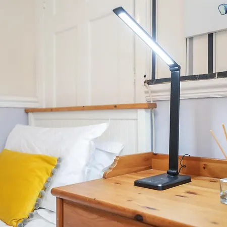 Beautiful 4 Bedroom - Free Parking 펜션