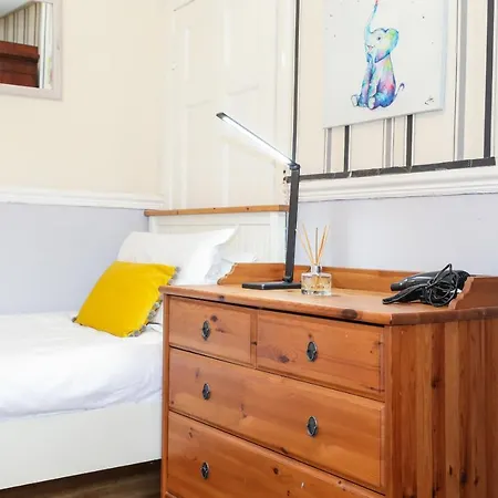 Beautiful 4 Bedroom - Free Parking *