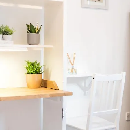 Modern Spacious 3 Bedroom Centre - Free Parking - Private Balcony *