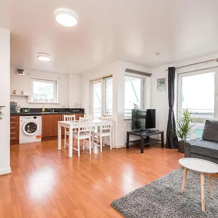 Modern Spacious 3 Bedroom Centre - Free Parking - Private Balcony * Edinburgh