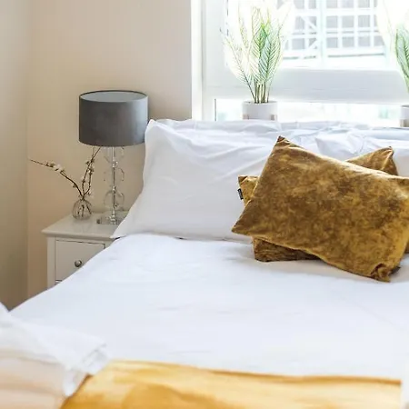 Elegant 2 Bedroom Centre - Free Parking - Private Balcony Apartmán Edinburgh