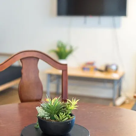 Elegant 2 Bedroom Centre - Free Parking - Private Balcony