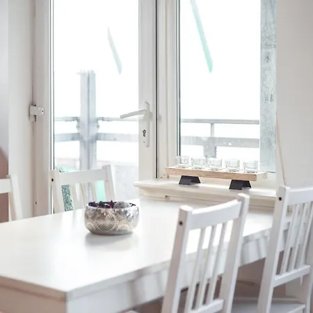 Modern Spacious 3 Bedroom Centre - Free Parking - Private Balcony *