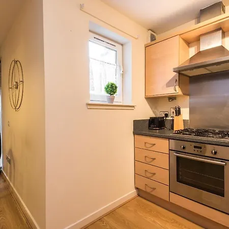 Elegant 2 Bedroom Centre - Free Parking - Private Balcony