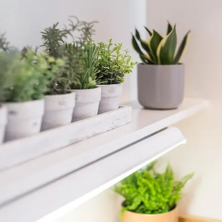 Modern Spacious 3 Bedroom Centre - Free Parking - Private Balcony Apartmán