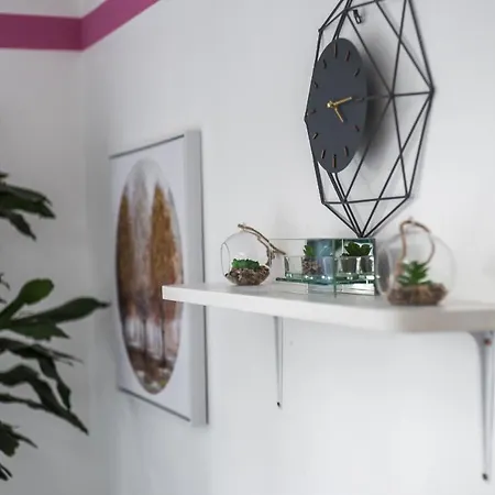 Modern Spacious 3 Bedroom Centre - Free Parking - Private Balcony *