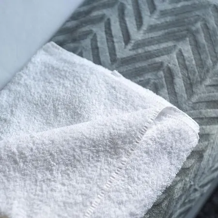 Modern Spacious 3 Bedroom Centre - Free Parking - Private Balcony Edinburgh