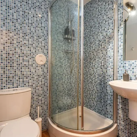 Apartmán Modern Spacious 3 Bedroom Centre - Free Parking - Private Balcony