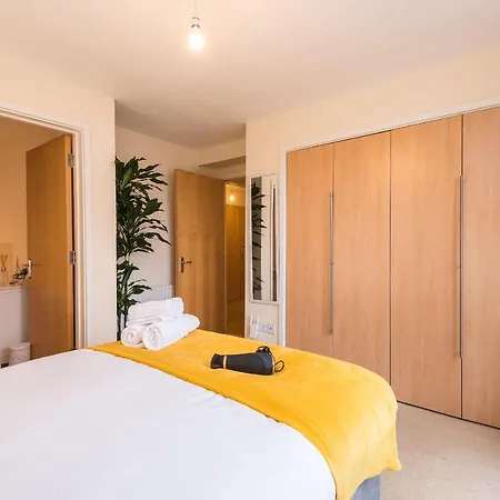 Elegant 2 Bedroom Centre - Free Parking - Private Balcony *