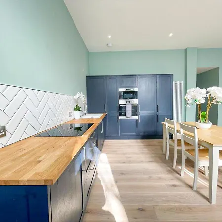 Beautiful 2br, Private Entry In Vibrant Leith