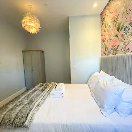 Beautiful 2br, Private Entry In Vibrant Leith Appartamento