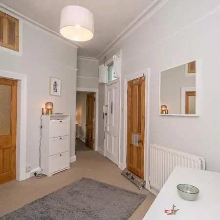 Newly Decorated Spacious 2bed Flat In Chic Area *