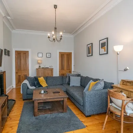 Newly Decorated Spacious 2bed Flat In Chic Area *