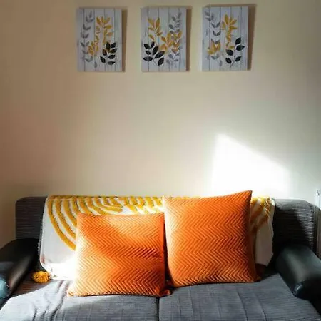 Bright Grand Flat In Great Location 아파트