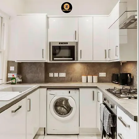 Lovely 4 Bedroom With 7 Beds And Free Parking Apartmán *