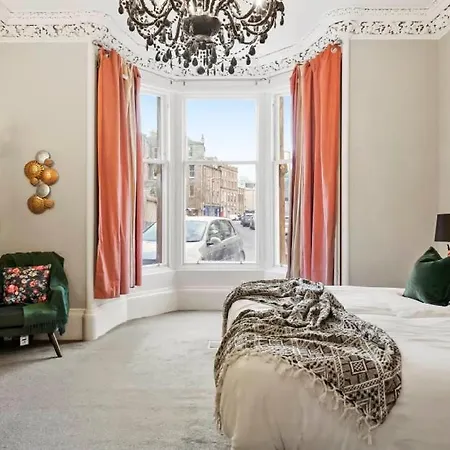 Lovely 4 Bedroom With 7 Beds And Free Parking Apartmán *