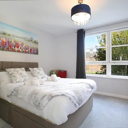 Spacious 4br Centre W/ Free Parking