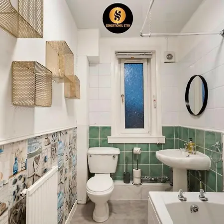 4 Bedrooms By Sensational Short Lets & Serviced Διαμέρισμα *