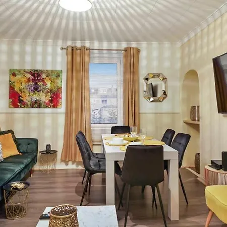 4 Bedrooms By Sensational Short Lets & Serviced *