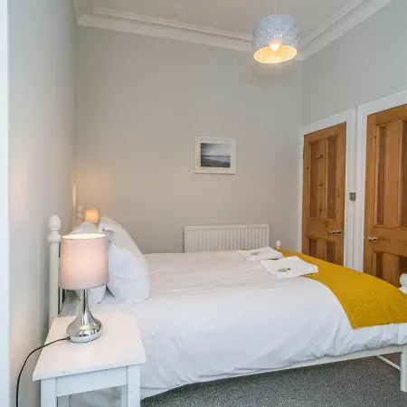 Newly Decorated Spacious 2bed Flat In Chic Area شقة إدنبرة