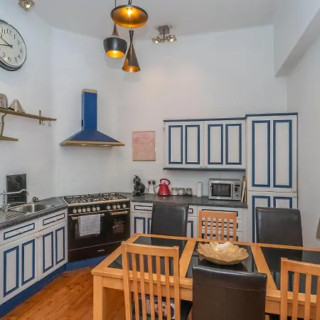 Cosy & Modern In Leith Edinburgh