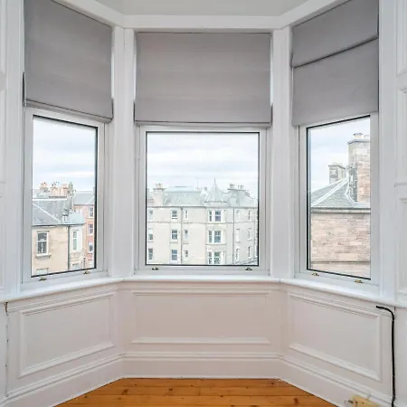 Newly Decorated Spacious 2bed Flat In Chic Area *
