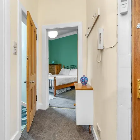 Bright And Quiet Apartment Edinburgh