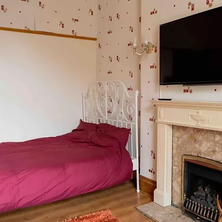 Bright Grand Flat In Great Location