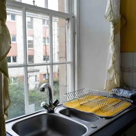 Bright Grand Flat In Great Location 아파트