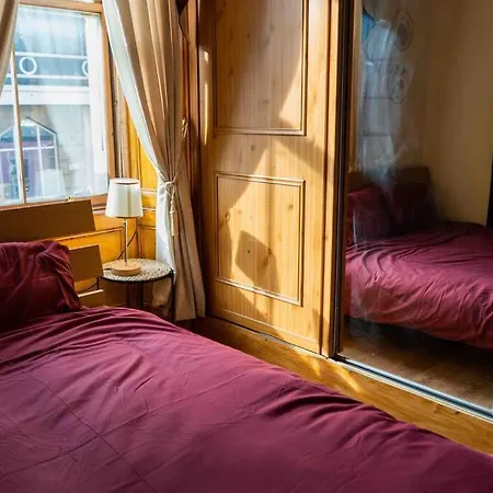 아파트 Bright Grand Flat In Great Location *