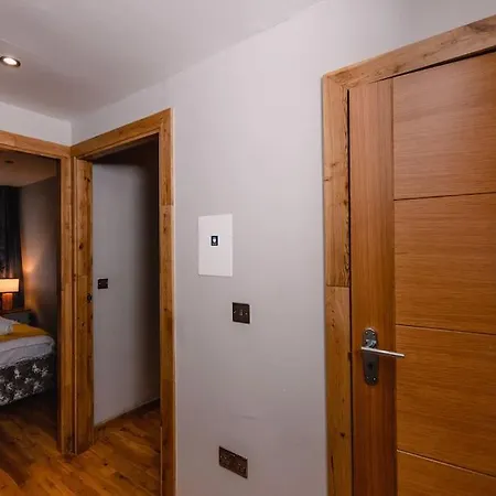 Superb Luxury Quality Central On Canal