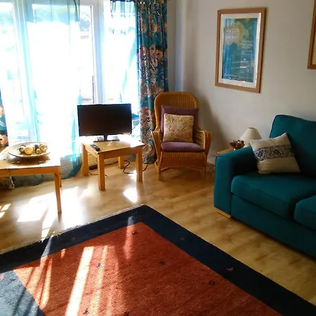 3/8 Whyte Place