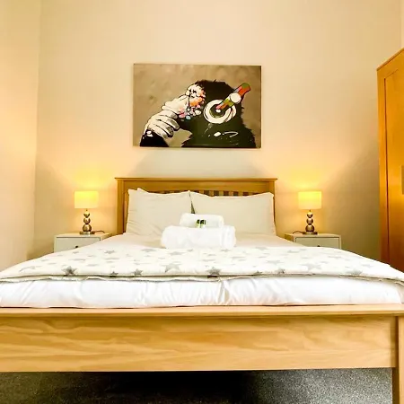 Striking 3 Bed Near Royal Mile - New Reno! Lägenhet