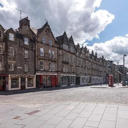 Boutique Castle View 3 Bedroom Appartement *