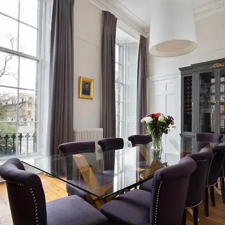 Magnificent Georgian 3-bedroom In New Town Apartamento