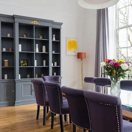Magnificent Georgian 3-bedroom In New Town Apartamento