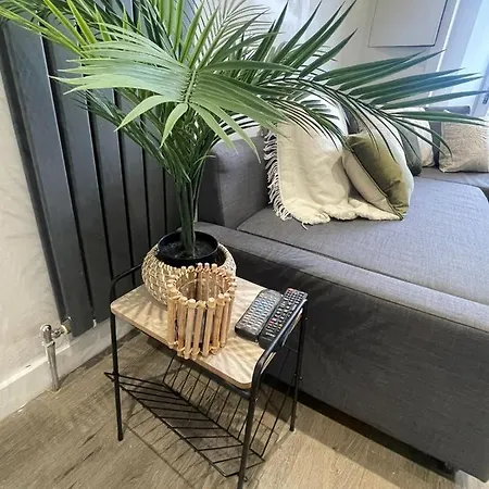 Stylish & Comfortable Ground Floor House - Main Door Private Entrance - Free Parking & Garden *