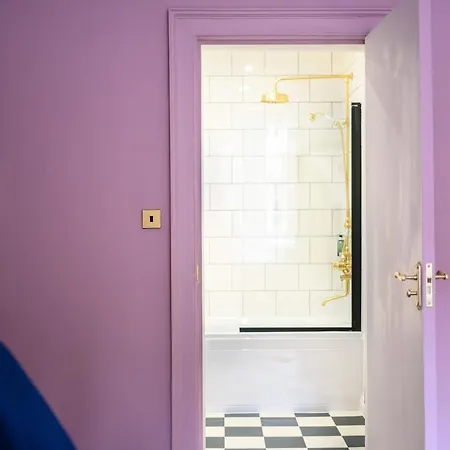 Centre First Floor Family Inn *