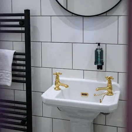 Comfortable Ground Floor Double אורחן