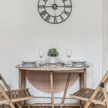 Apartment Centre 2 Bedroom Flat - Close To Haymarket Train Station. Edinburgh