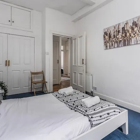 Centre 2 Bedroom Flat - Close To Haymarket Train Station. Apartment