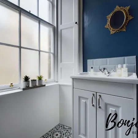 Montaigne - 2 Br-1ba In Stockbridge By Bonjour Residences Lägenhet Edinburg