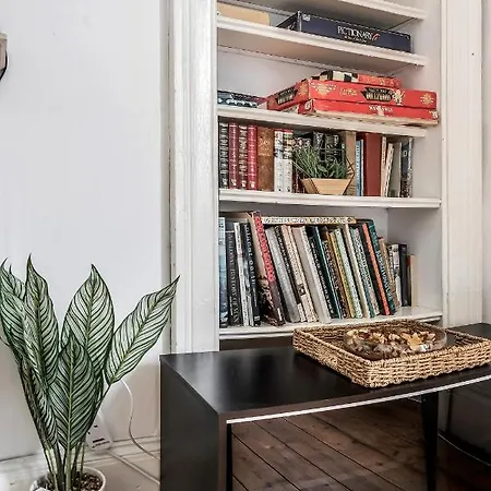 Centre 2 Bedroom Flat - Close To Haymarket Train Station. *