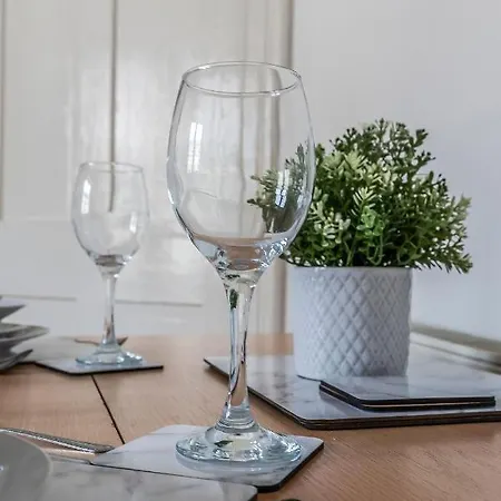 Apartment Centre 2 Bedroom Flat - Close To Haymarket Train Station.